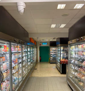Övervaka alltid stöldbegärliga varor såsom chark, godis, energidrycker och tobak. Här hos en ICA Supermarket i Stockholmsregionen, 2021.